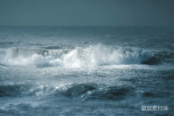 高清摄影 大海中的一道巨浪，汹涌的海水。
