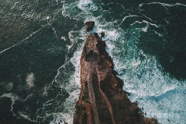高清摄影 从高空俯瞰海洋，海浪拍打着岩石。