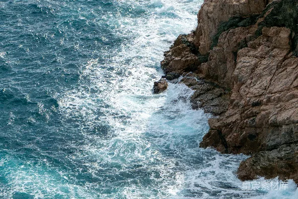 高清摄影 海浪拍打着崎岖的岩石海岸线。