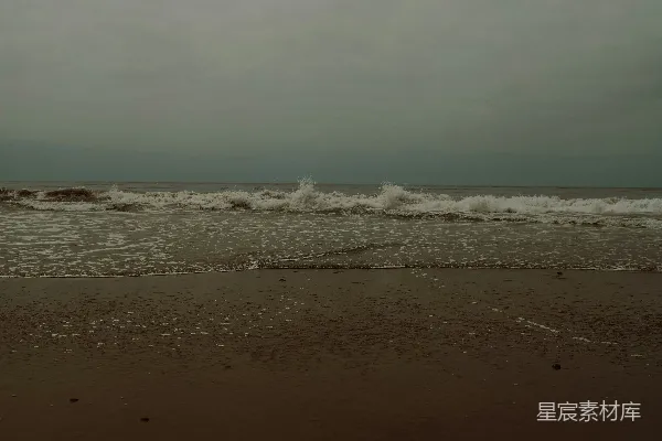 高清摄影 白天海岸的海浪拍打着岸边