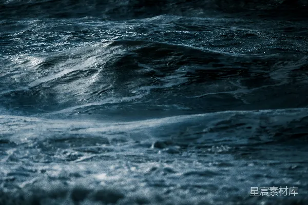 高清摄影 汹涌的黑浪在海中翻滚。
