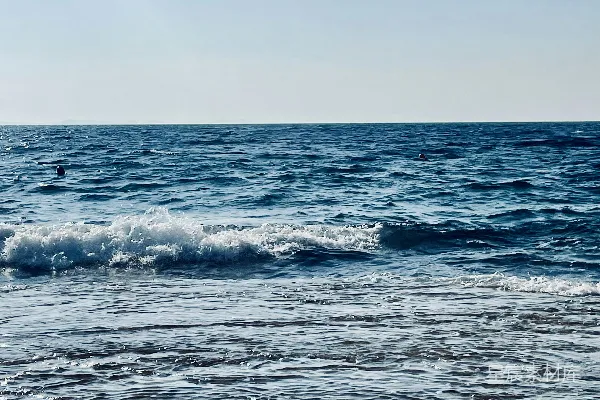 高清摄影 一个人在海洋的波浪上骑着冲浪板