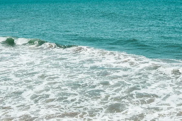 高清摄影 白天，海浪拍打着海岸。