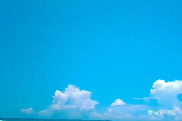 高清摄影 蓝天下的蓝色海洋，白天时分。