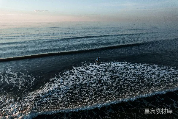 高清摄影 一个人在冲浪板上冲浪