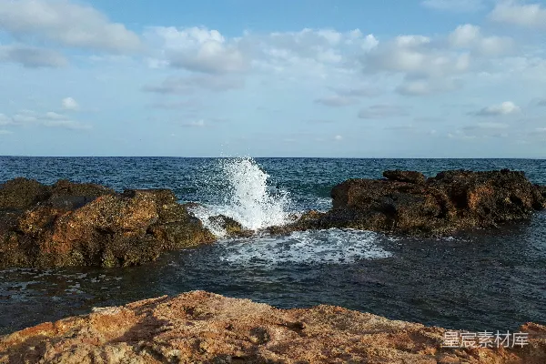 高清摄影 波浪拍打着岩石海岸，在阴云密布的天空下