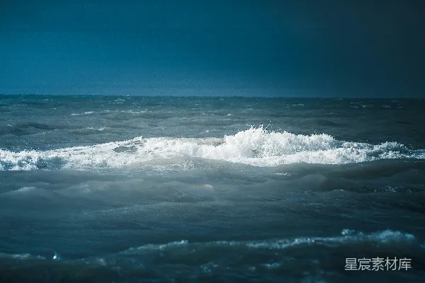 高清摄影 狂风巨浪在暴风雨的黑暗海洋中拍打。
