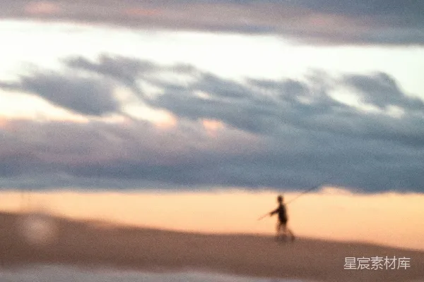 高清摄影 站在海边的人在白天