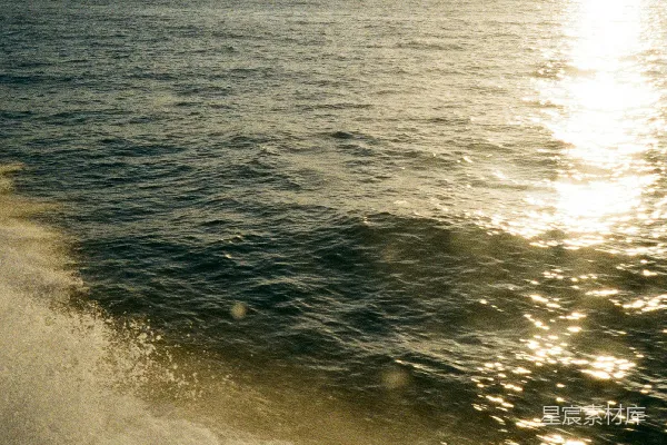 高清摄影 阳光在移动的船上的海浪上闪烁