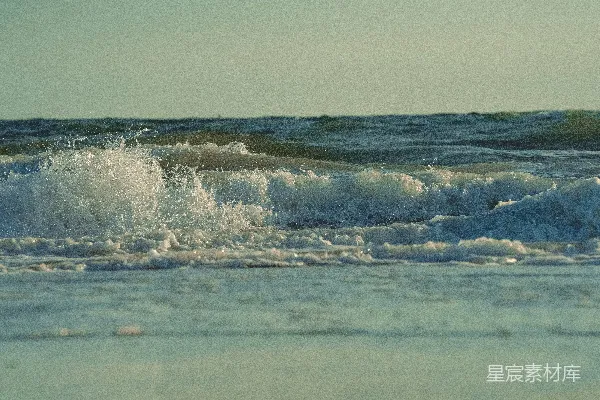 高清摄影 海浪拍打在海滩的岸边