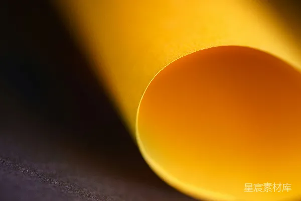 高清摄影 一张桌子上的黄色管子的特写