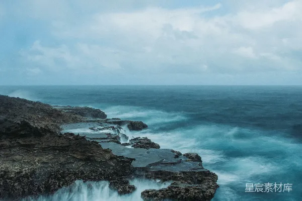 高清摄影 一个岩石海滩与蓝色的海水