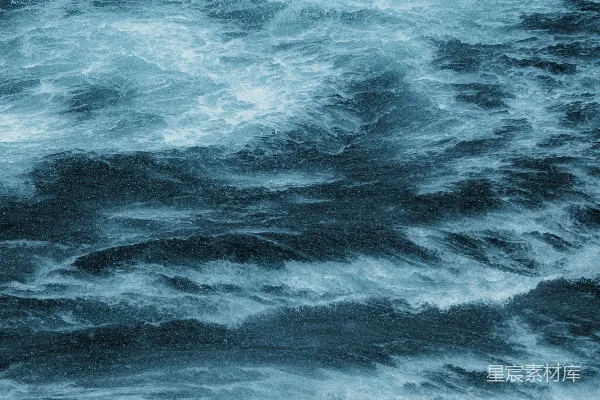 高清摄影 一个站在冲浪板上的人在海里。