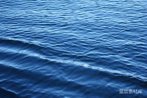 高清摄影 波光粼粼的蓝色水面和柔和的波浪。