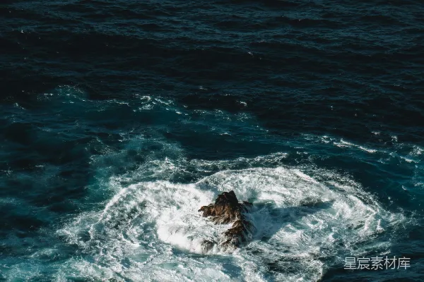 高清摄影 海浪在白天拍打着海岸。
