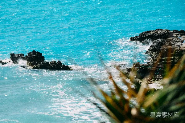 高清摄影 蓝绿色的海浪冲撞着岩石海岸
