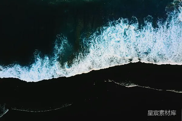 高清摄影 海洋的航拍图，波浪翻滚。