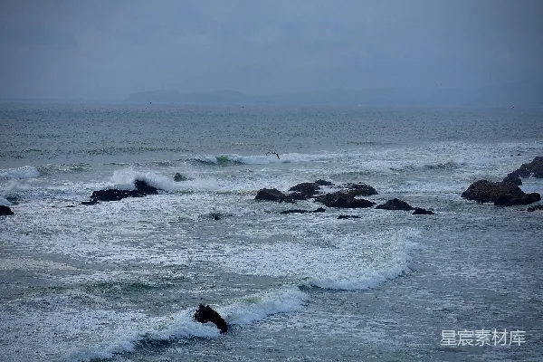 高清摄影 白天，海浪拍打岩石的声音