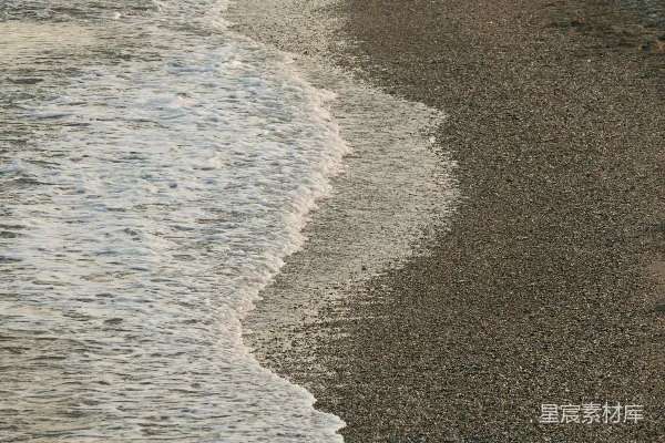 高清摄影 温柔的海浪拍打着鹅卵石海滩。