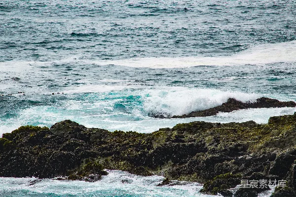 高清摄影 海浪拍打岩石
