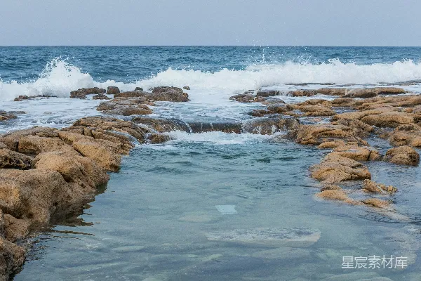 高清摄影 岩石海滩，海浪拍打着