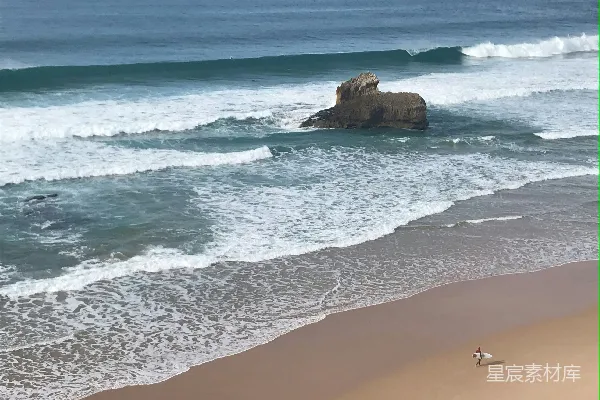 高清摄影 海浪拍打着沙滩上的岩石形成。