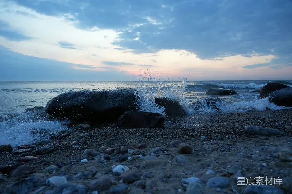 高清摄影 黄昏时分，海浪拍打着岩石海岸。