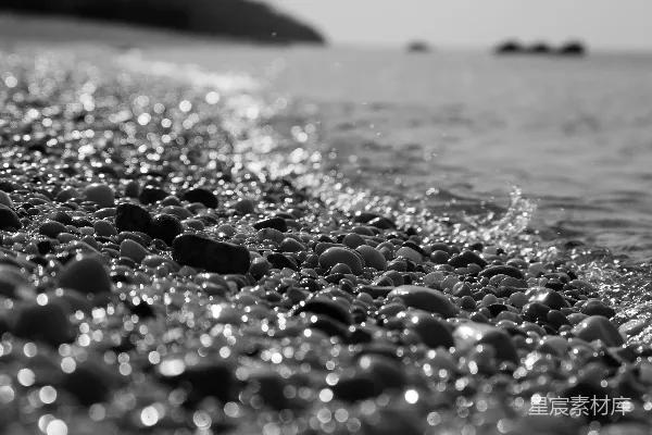 高清摄影 鹅卵石海滩，海浪轻柔地拍打着岸边。
