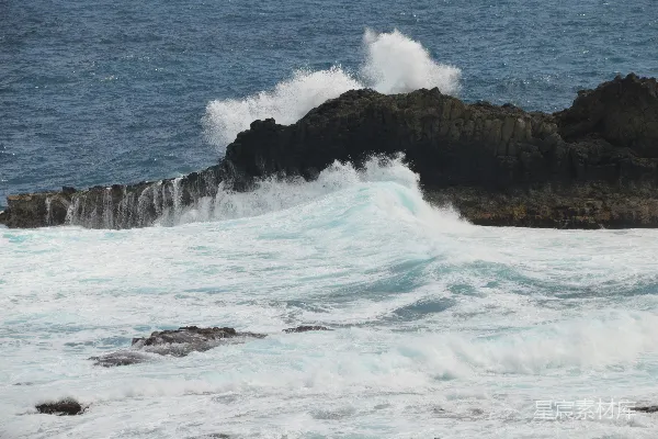 高清摄影 海浪拍打着岩石海岸线