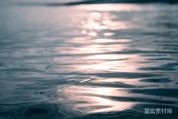 高清摄影 平静的海面反射着夕阳的天空。