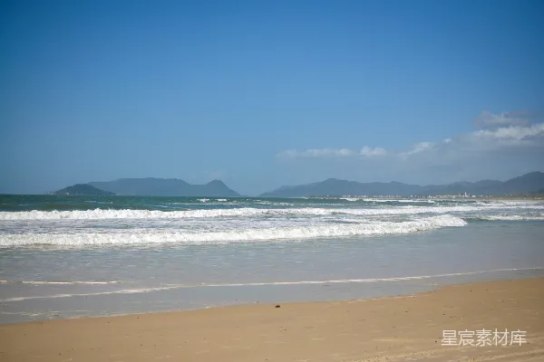 高清摄影 海浪轻轻地拍打着沙滩，在晴朗的天空下。