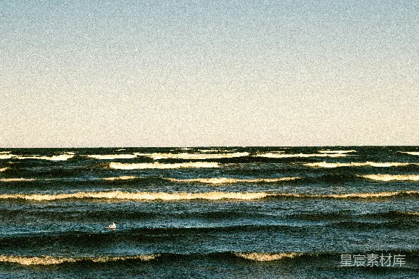 高清摄影 在晴朗的日子里，波浪涌来。