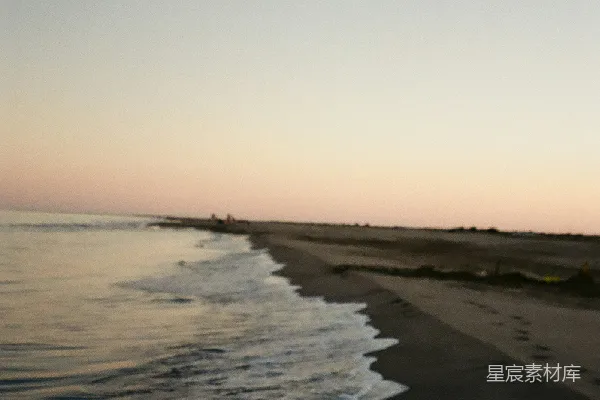 高清摄影 白天海岸边海浪拍岸的景象