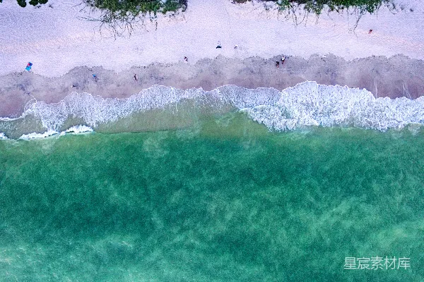 高清摄影 日间拍摄的海浪冲击海岸的航拍视角