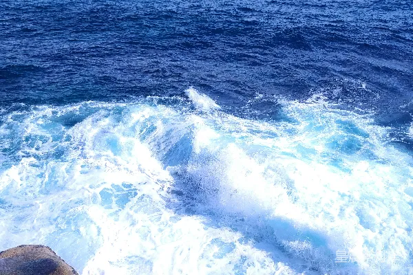 高清摄影 翻滚的海浪，白沫翻腾，蓝水清澈。