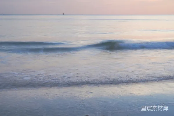 高清摄影 宁静的海浪映照着柔和的天空。