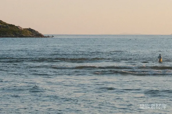 高清摄影 一个人在靠近岩石海岸的海域钓鱼。