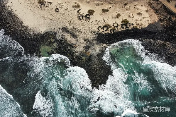 高清摄影 俯瞰海浪拍打岩石海岸的景象。
