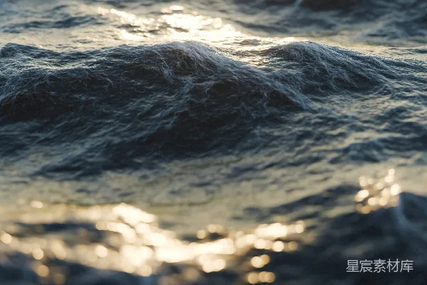 高清摄影 波光粼粼的海水在金色阳光的映衬下闪耀。