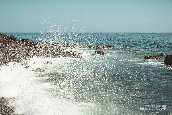 高清摄影 海浪拍打在岩石海岸，形成了壮观的飞溅。