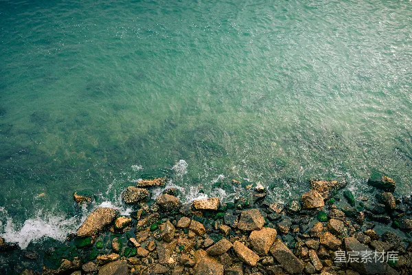 高清摄影 波浪轻轻地拍打着岩石海岸线。