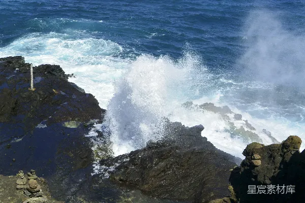 高清摄影 海浪拍打着岩石。