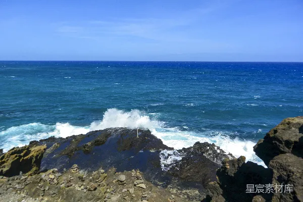 高清摄影 从岩石岸边眺望大海的景色