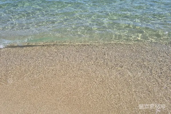 高清摄影 清澈的海水拍打着沙滩岸边。