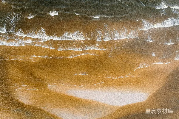 高清摄影 海浪轻轻拍打着沙滩。