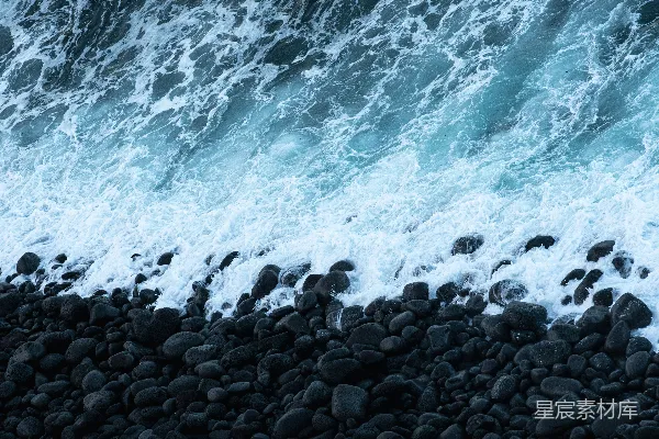 高清摄影 海浪拍打着岩石海岸