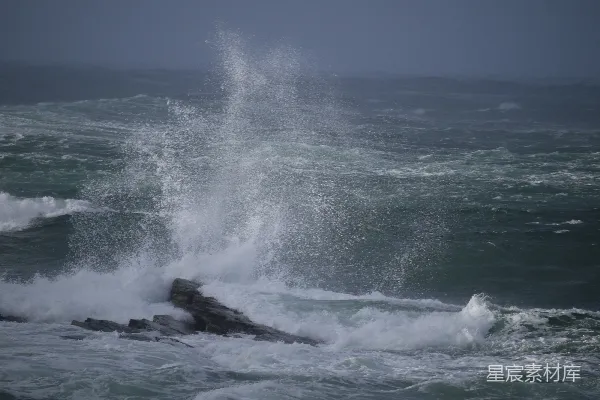 高清摄影 暴风雨天海浪拍打着岩石