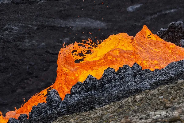 高清摄影 一座火山的特写，火山口中喷出岩浆。