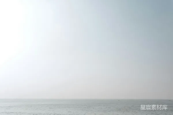高清摄影 晴朗的天空下，细腻的沙滩与宁静的海洋相接