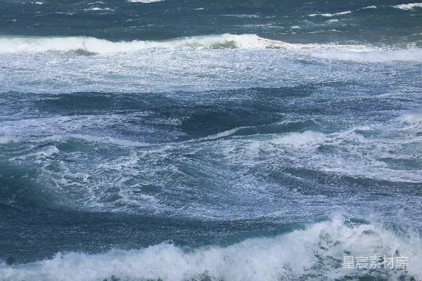 高清摄影 汹涌的海浪拍打着，激起白色的泡沫。